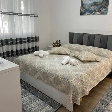 Virginia Apartment Berat